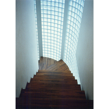 天然のチークの踏板とガラスブロックの対比