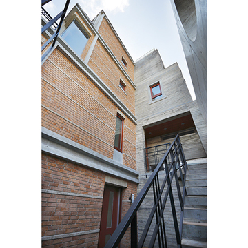 複数素材の個性的な外観