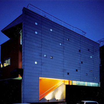 夜景に浮かぶ階段室の明るさ