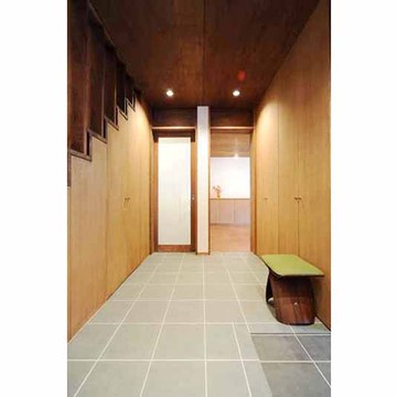 6畳間ほどのスペースの玄関ホール。玄関と同一のレベルで収めている。