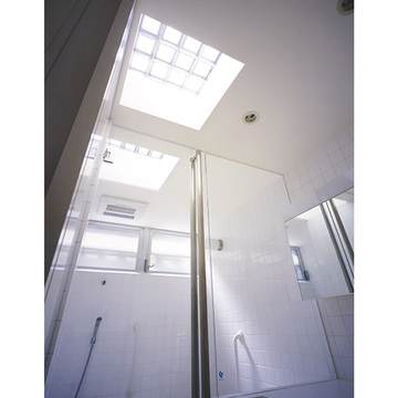 トップライトのある明るい浴室