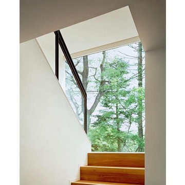 全面窓で明るい階段ホール