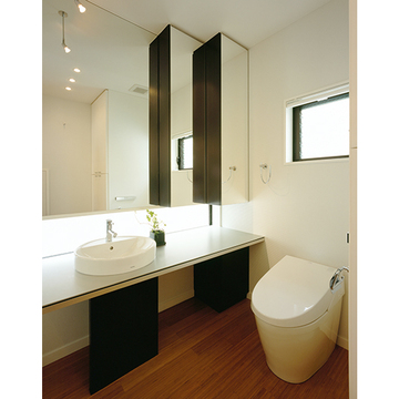 「水どころ」カウンターにスリット状の光が