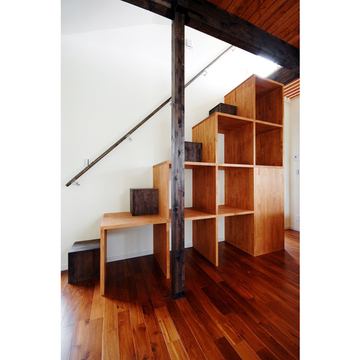 階段下を利用した木製収納
