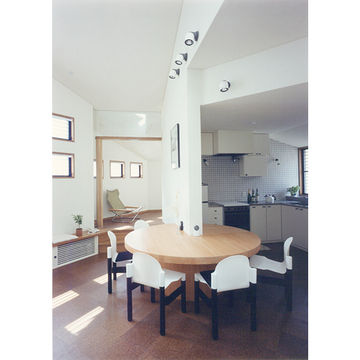 円形の多目的テーブルがパーティーの脇役