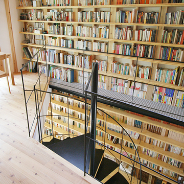 吹抜けでつながる壁面一杯に作られた本棚