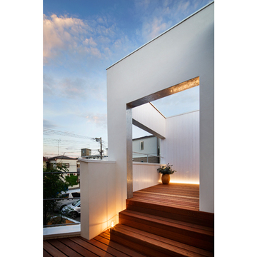 テラスの階段に腰掛けて日暮れのひと時を愉しむ