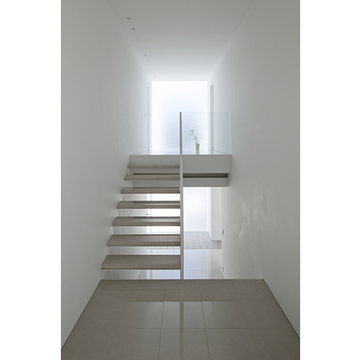 柔らかい光の差し込む階段ホール