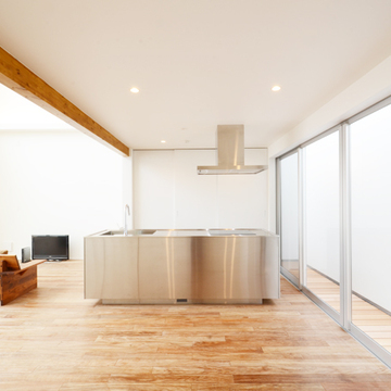 ステンレス素材がクールなキッチン