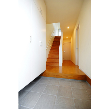 大判タイルを貼った玄関土間