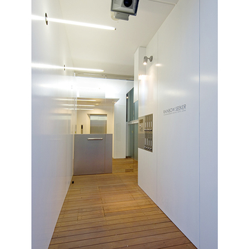 木製デッキのエントランスホール