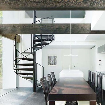 シックな螺旋階段がアクセントに