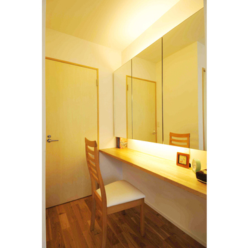 間接照明の灯りがもれるドレッサーカウンター