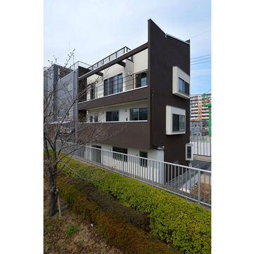 桜並木から臨む三階建住宅