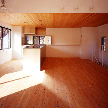 天井と床に無垢材を使用し、変化をつけたリノベーション