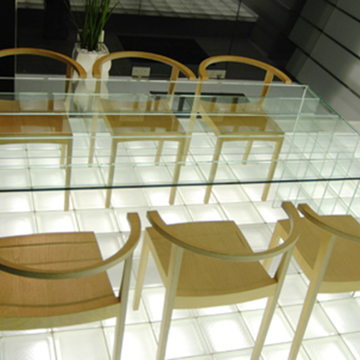 重ね合わせたガラスの面が美しいテーブル