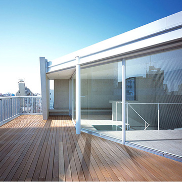 都市部ながら開放感溢れるペントハウスのテラス