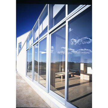 景色を映し出すガラス窓