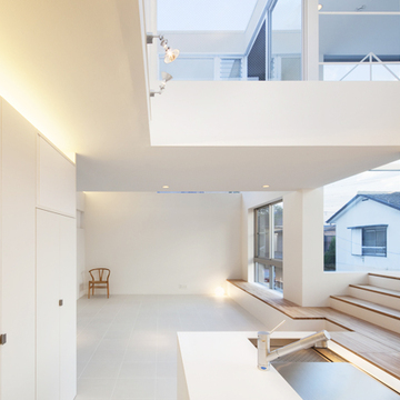 夕方の温かい光が差し込む2階キッチン