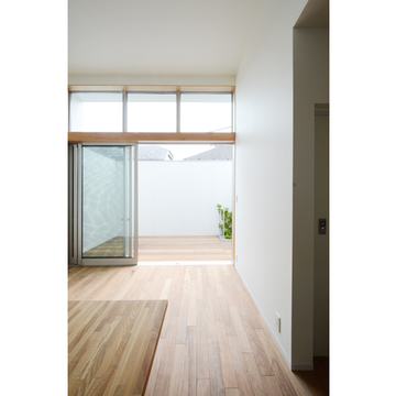 天井まで続く窓から中庭をのぞむ