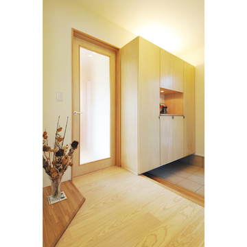 大容量の棚を設置した玄関ホール