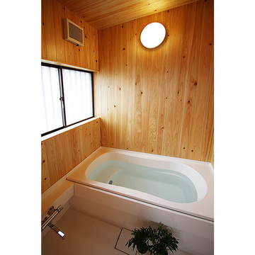 ハーフユニット上部ヒノキ貼の浴室（リフォーム）