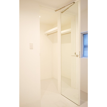 部屋と一体感のある白いクローゼット