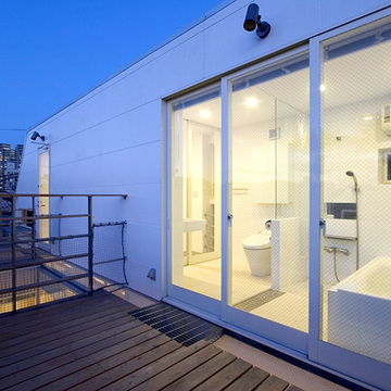 ガラス張りの開放的な浴室・トイレ