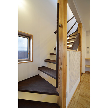 コンパクトで開放的な階段スペース