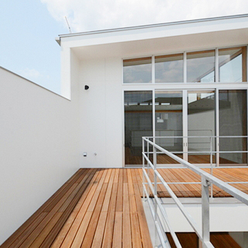 L字型のウッドデッキ