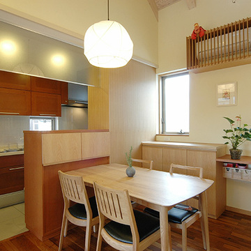 小さな収納がいっぱいのダイニングキッチン