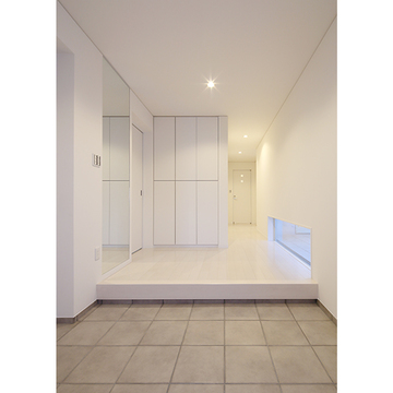 白を基調とした玄関