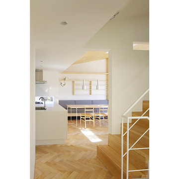 廊下からダイニングを見る