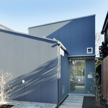 平屋と２階建てのシンプルな濃いグレーの外観