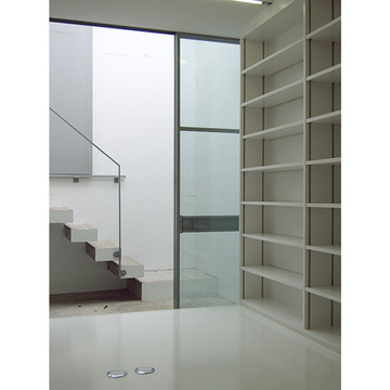 すっきりシンプルなデザインの大容量壁面収納