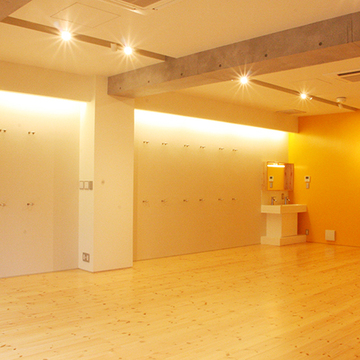 パイン材を使用したヨガスタジオ