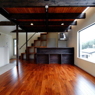 黒と茶と白の色のコントラストでつくる空間