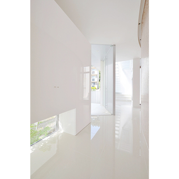 F邸　明るい玄関ホール