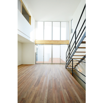 空と繋がる壁一面の窓