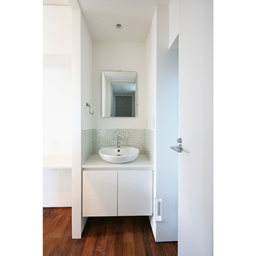 人工大理石を使用した洗面台収納