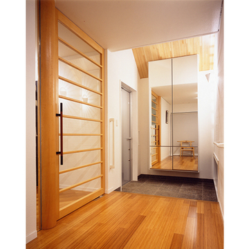 玄関はミラー収納が来客を迎えます。