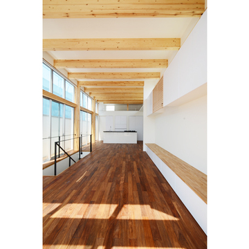 無垢フローリングと梁のハーモニー