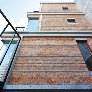 赤レンガの真赤な建具が印象的