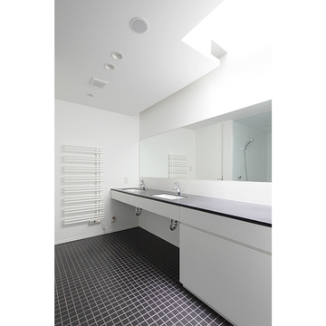 黒をアクセントにした水周りスペース