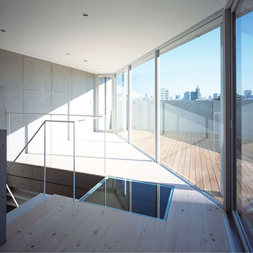 テラスに面した窓に角度をつける事で、より広がりを感じる