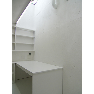 多目的に使える真っ白な作業台と収納