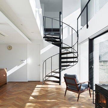 螺旋階段が広々とした室内のアクセントに