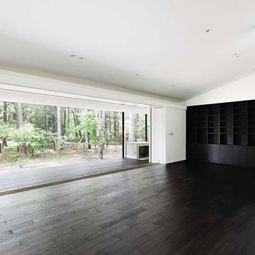 ダークの床材が落ち着いた空間を演出