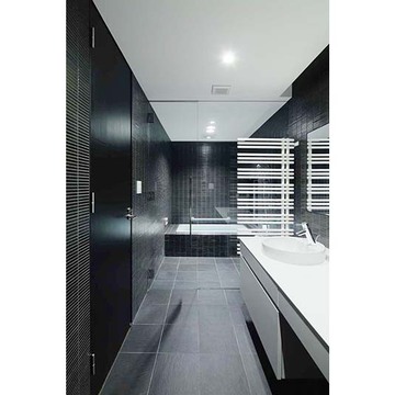 黒を基調とした浴室は落ち着ける空間に