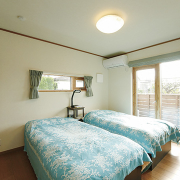 ベランダに続く寝室